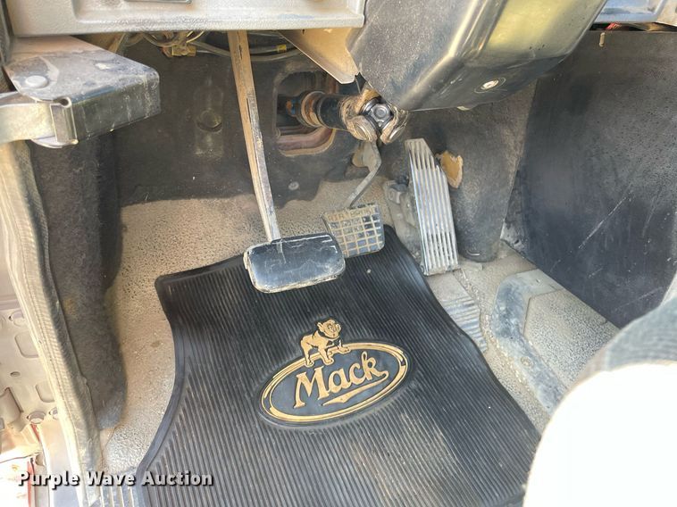 image for item NX9877 1999 Mack CH613  semi truck