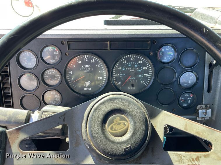 image for item NX9877 1999 Mack CH613  semi truck