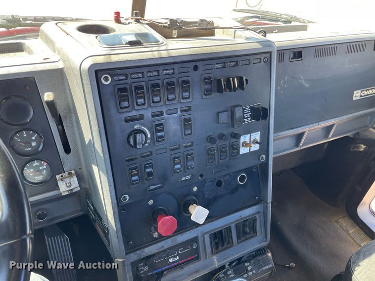 image for item NX9877 1999 Mack CH613  semi truck