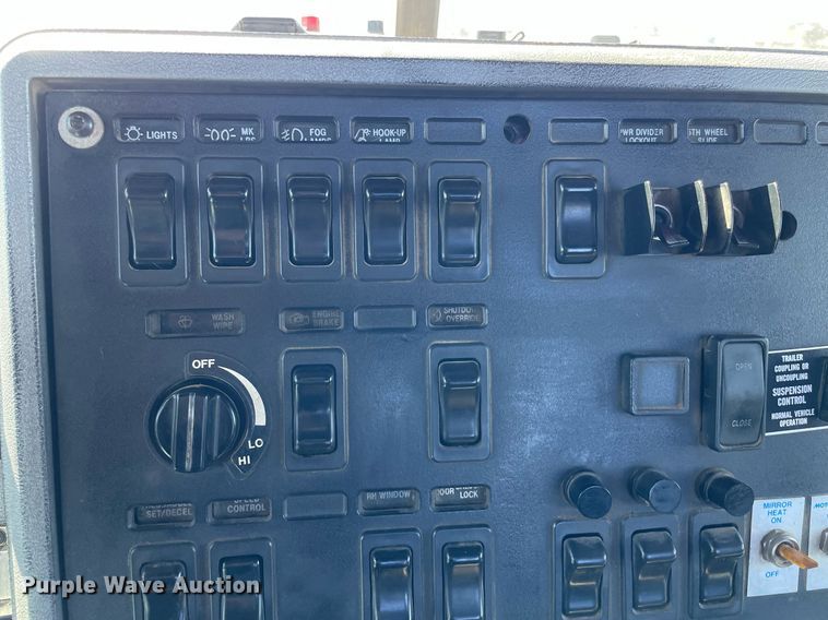 image for item NX9877 1999 Mack CH613  semi truck