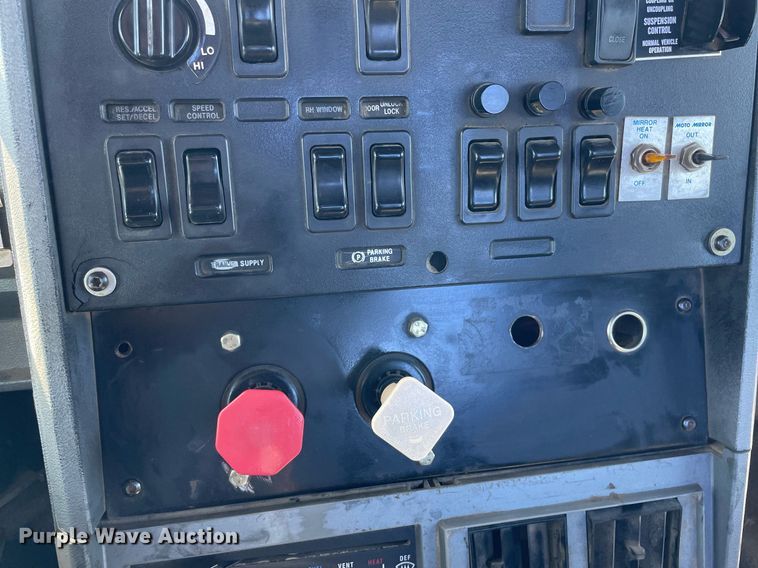 image for item NX9877 1999 Mack CH613  semi truck