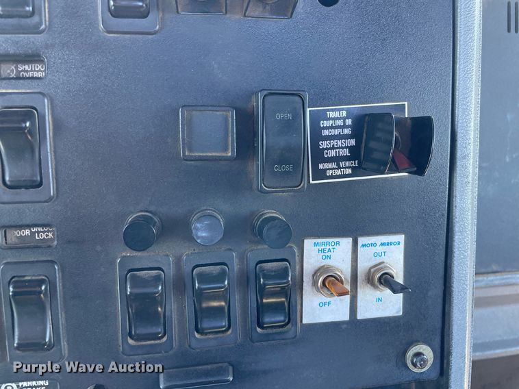 image for item NX9877 1999 Mack CH613  semi truck