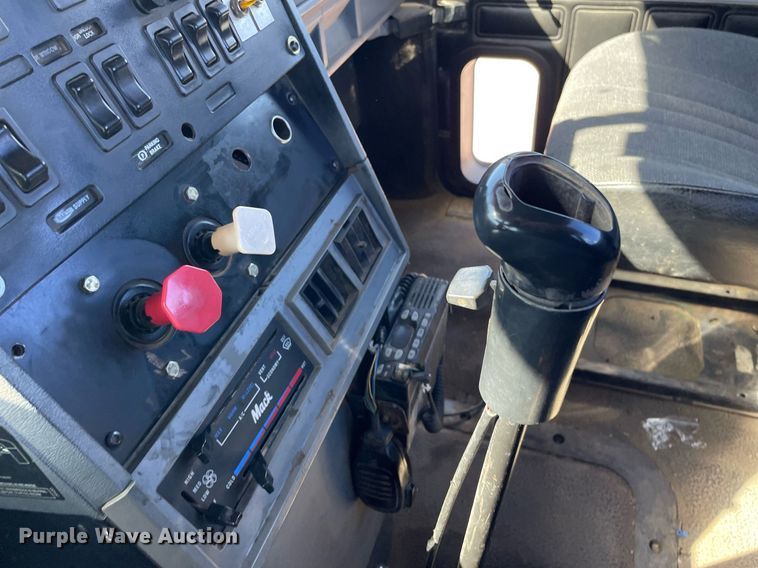 image for item NX9877 1999 Mack CH613  semi truck