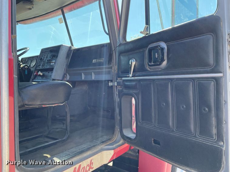 image for item NX9877 1999 Mack CH613  semi truck