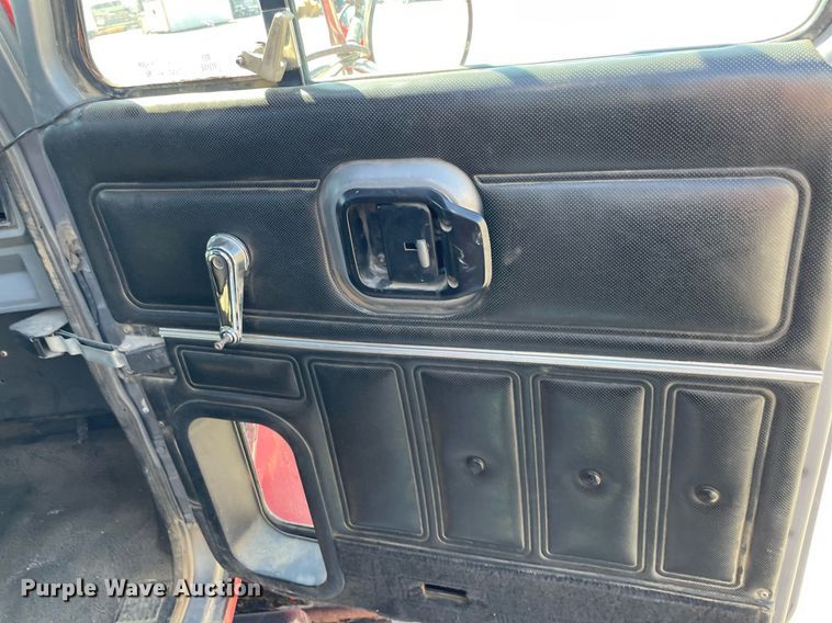 image for item NX9877 1999 Mack CH613  semi truck