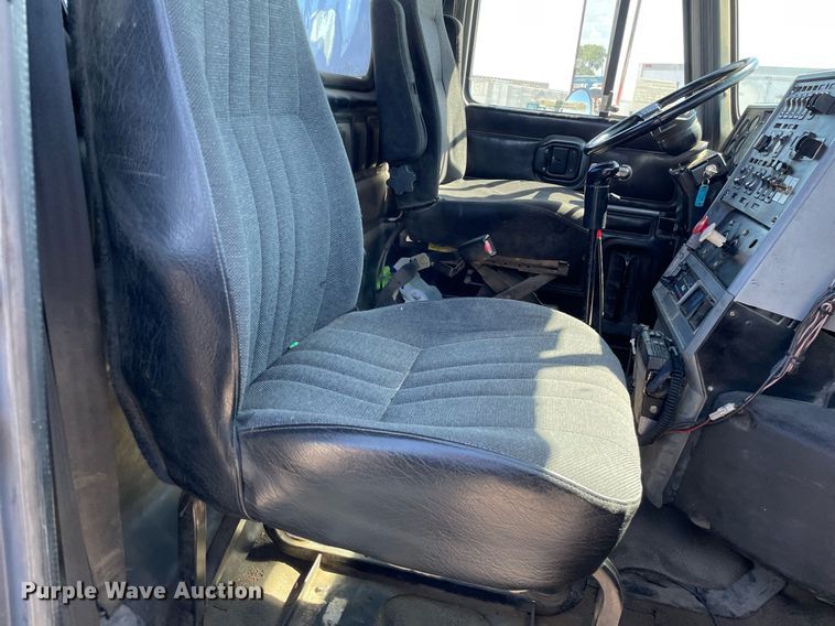 image for item NX9877 1999 Mack CH613  semi truck