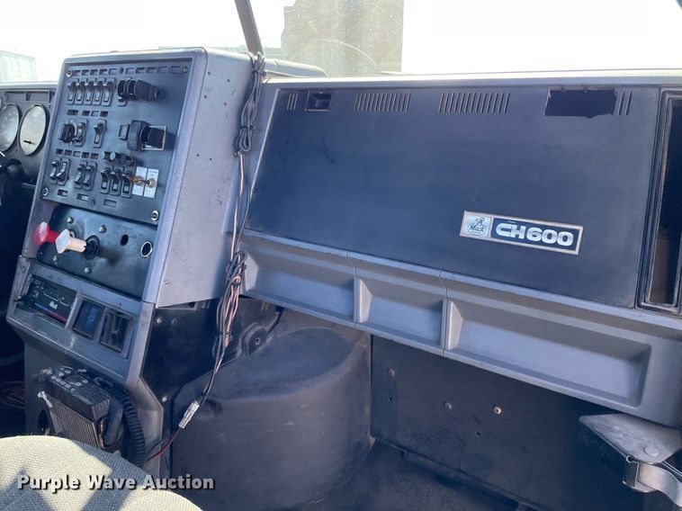 image for item NX9877 1999 Mack CH613  semi truck