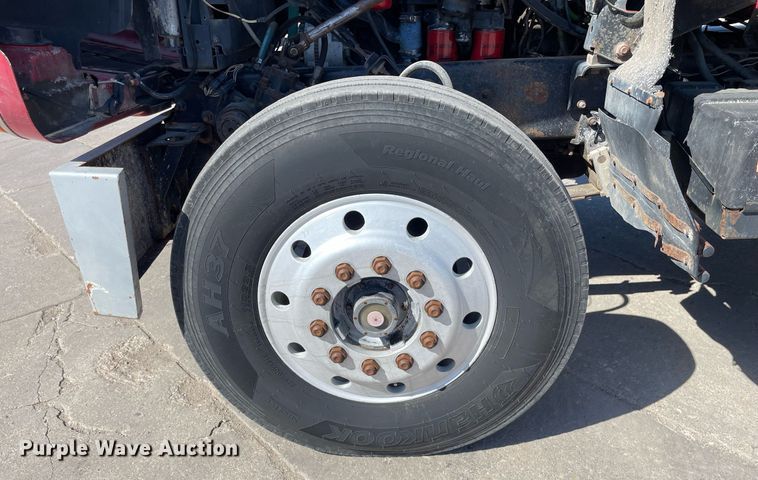 image for item NX9877 1999 Mack CH613  semi truck