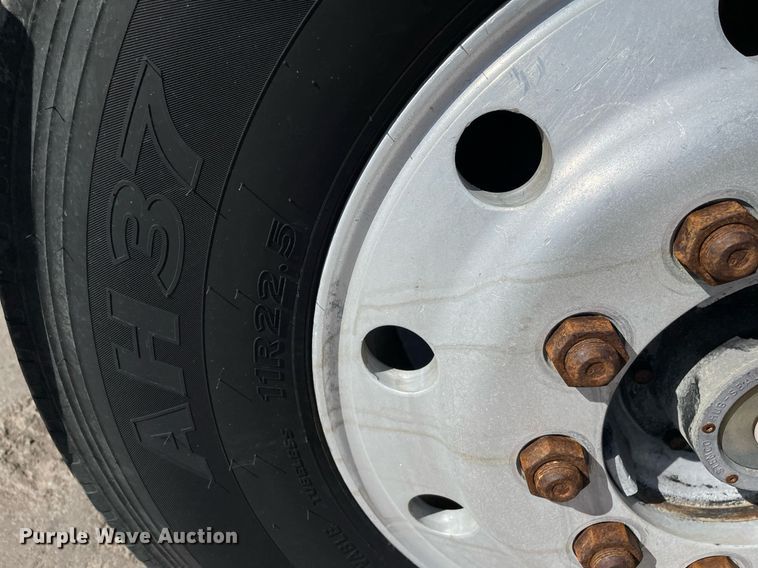 image for item NX9877 1999 Mack CH613  semi truck