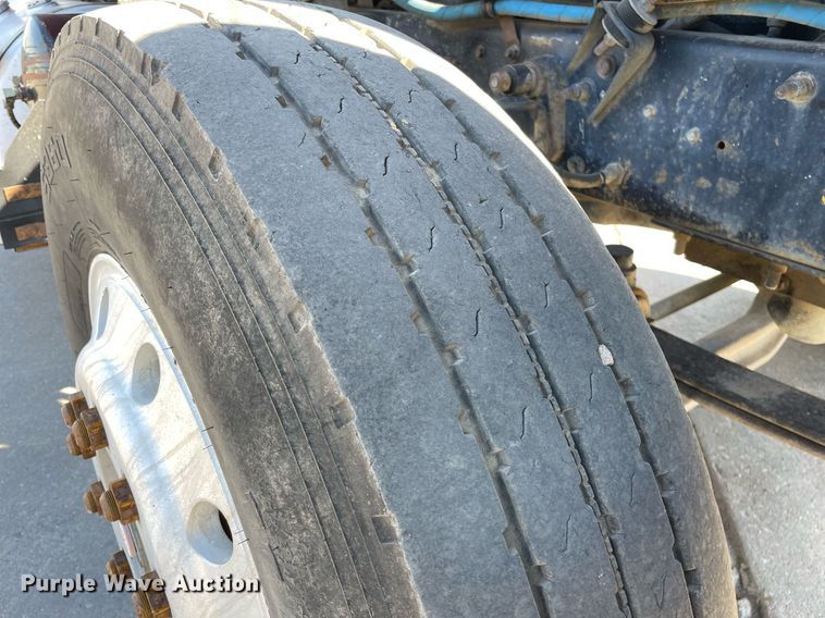 image for item NX9877 1999 Mack CH613  semi truck