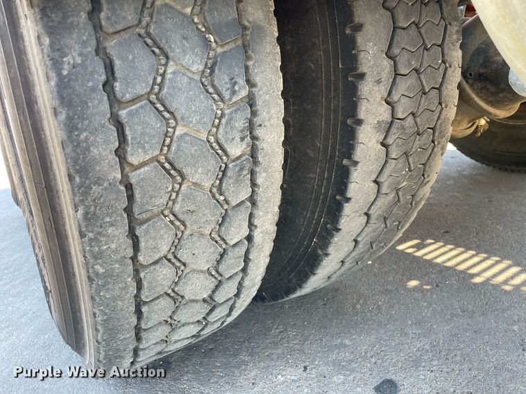 image for item NX9877 1999 Mack CH613  semi truck