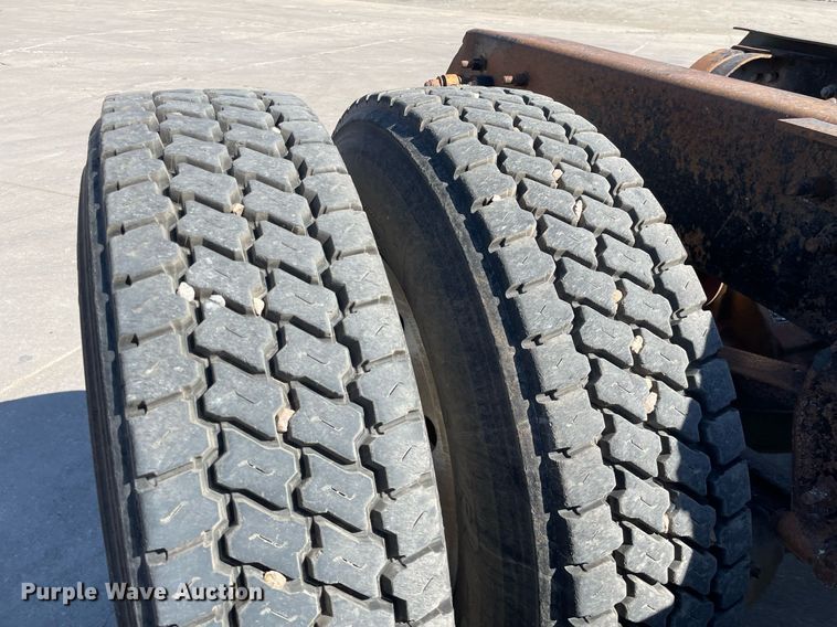 image for item NX9877 1999 Mack CH613  semi truck