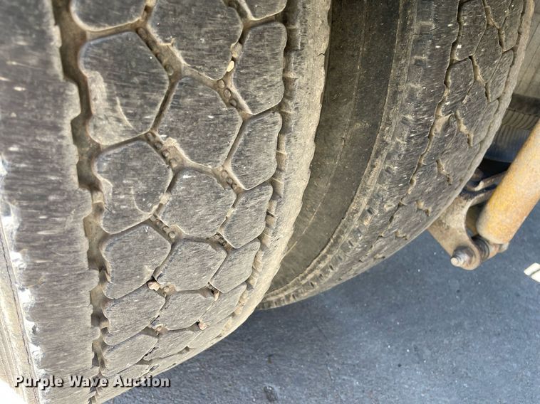 image for item NX9877 1999 Mack CH613  semi truck