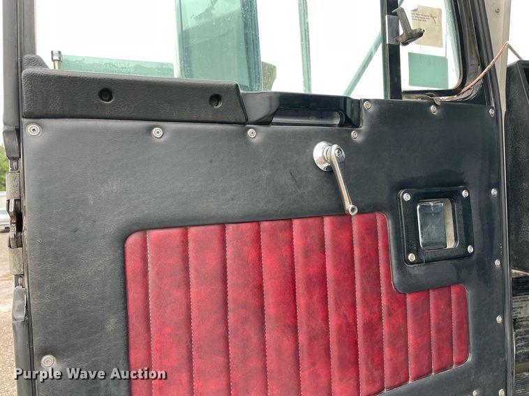 image for item NZ9013 2000 Kenworth T800  semi truck