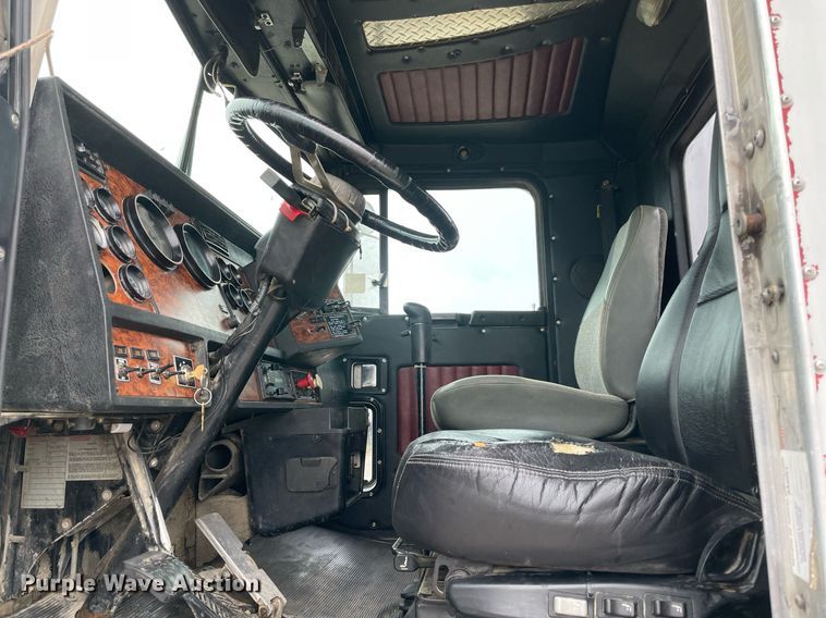 image for item NZ9013 2000 Kenworth T800  semi truck