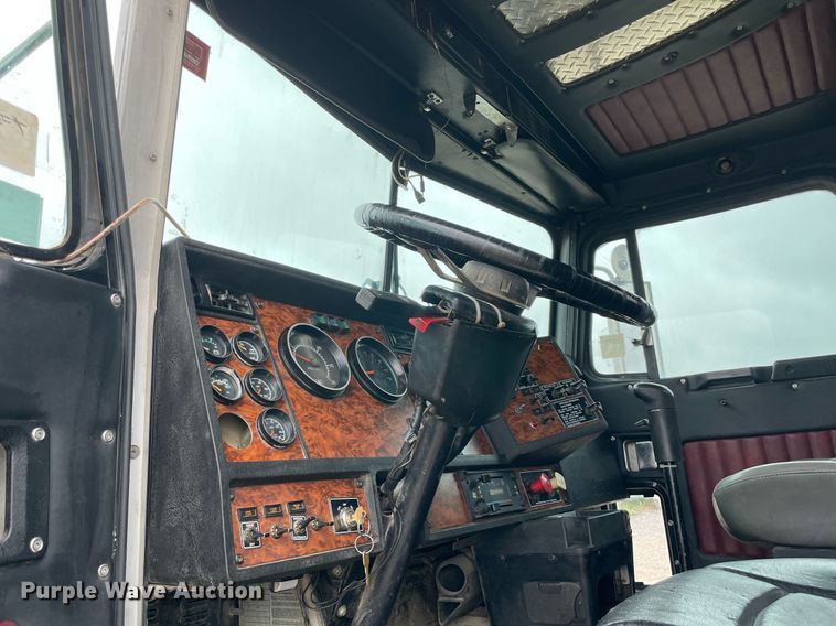 image for item NZ9013 2000 Kenworth T800  semi truck