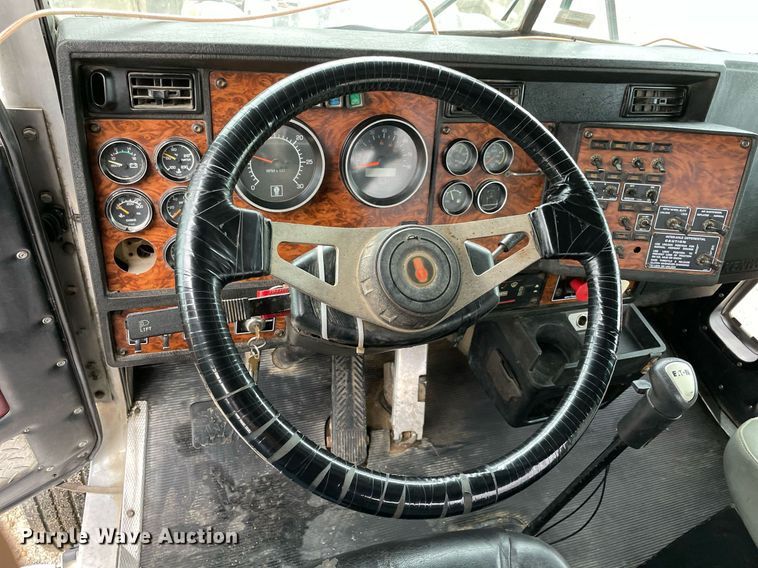 image for item NZ9013 2000 Kenworth T800  semi truck