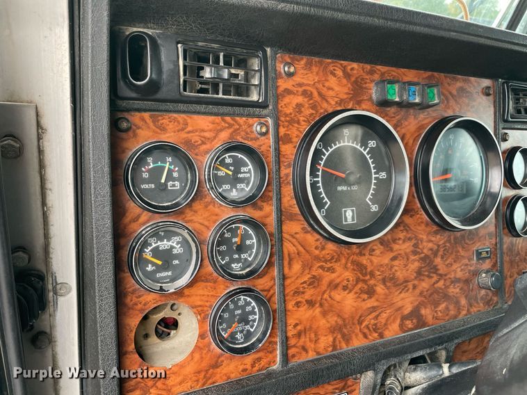 image for item NZ9013 2000 Kenworth T800  semi truck