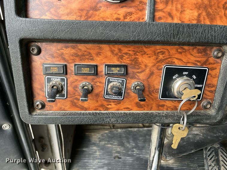 image for item NZ9013 2000 Kenworth T800  semi truck