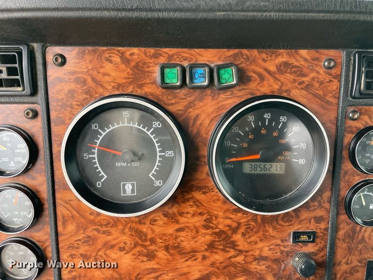 image for item NZ9013 2000 Kenworth T800  semi truck