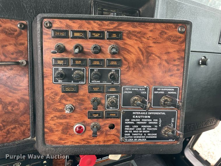 image for item NZ9013 2000 Kenworth T800  semi truck