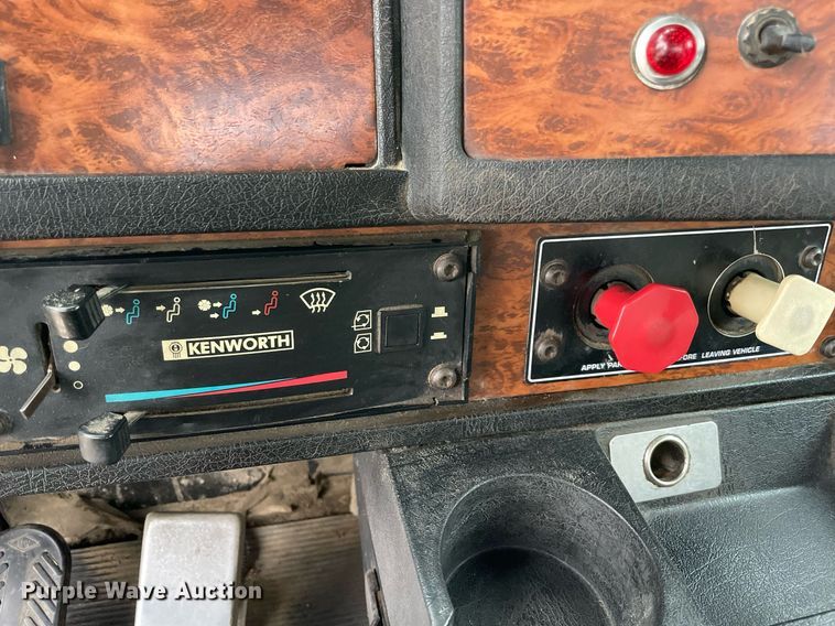 image for item NZ9013 2000 Kenworth T800  semi truck