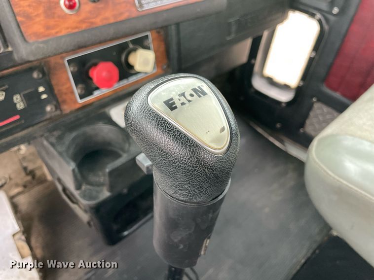 image for item NZ9013 2000 Kenworth T800  semi truck