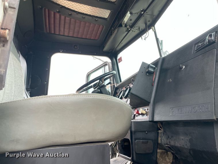 image for item NZ9013 2000 Kenworth T800  semi truck