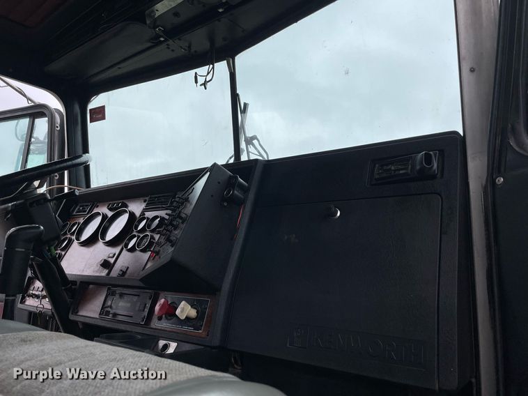 image for item NZ9013 2000 Kenworth T800  semi truck