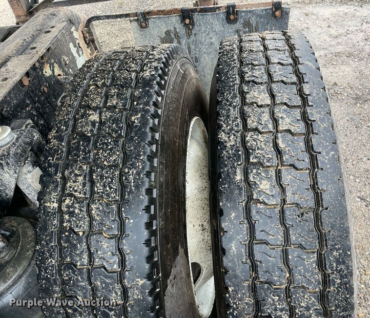 image for item NZ9013 2000 Kenworth T800  semi truck