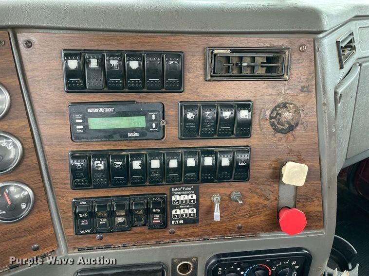 image for item NZ9015 2003 Western Star 4900EX  semi truck