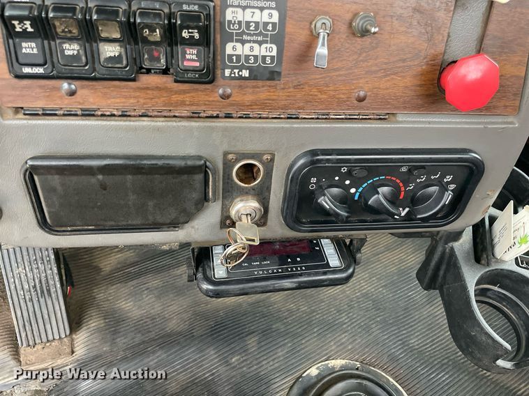 image for item NZ9015 2003 Western Star 4900EX  semi truck