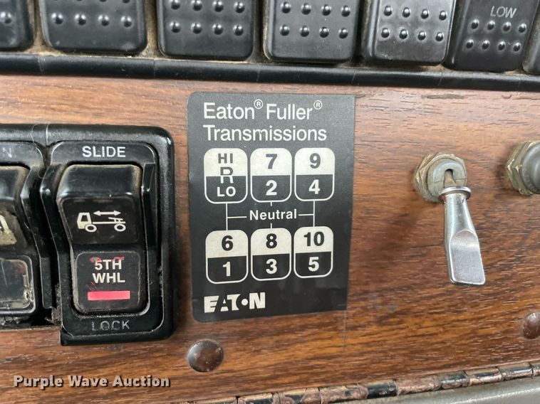 image for item NZ9015 2003 Western Star 4900EX  semi truck