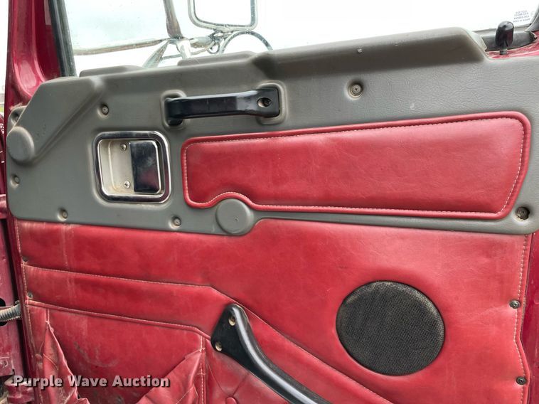 image for item NZ9015 2003 Western Star 4900EX  semi truck