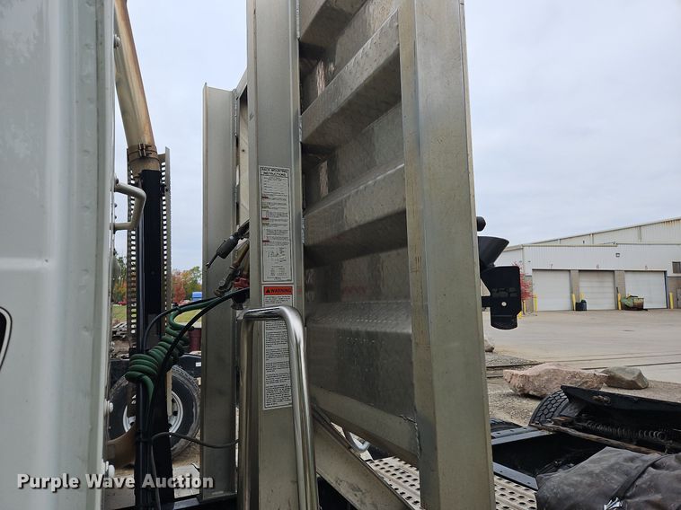 image for item NZ9038 2017 Volvo VNL  semi truck