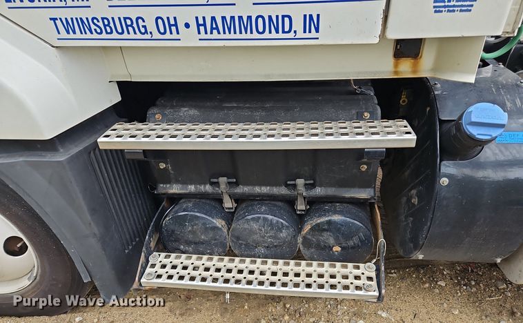 image for item NZ9038 2017 Volvo VNL  semi truck