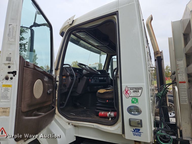 image for item NZ9038 2017 Volvo VNL  semi truck