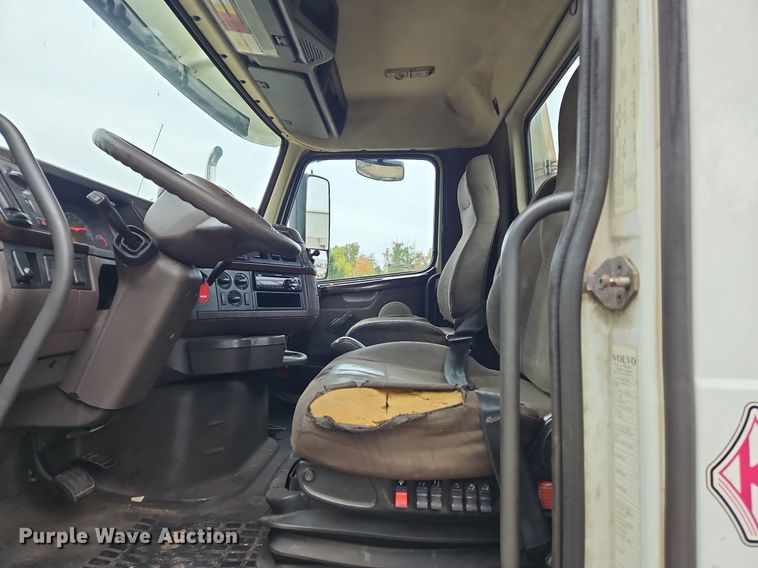 image for item NZ9038 2017 Volvo VNL  semi truck