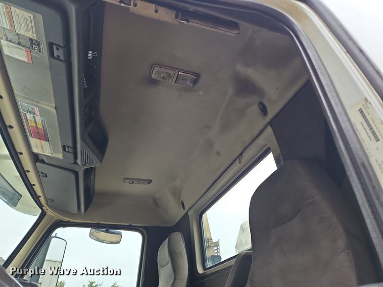 image for item NZ9038 2017 Volvo VNL  semi truck