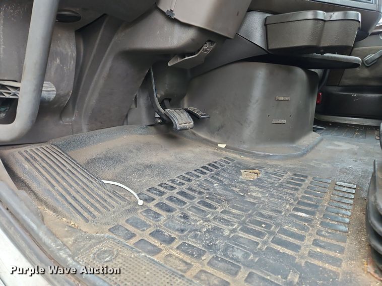 image for item NZ9038 2017 Volvo VNL  semi truck