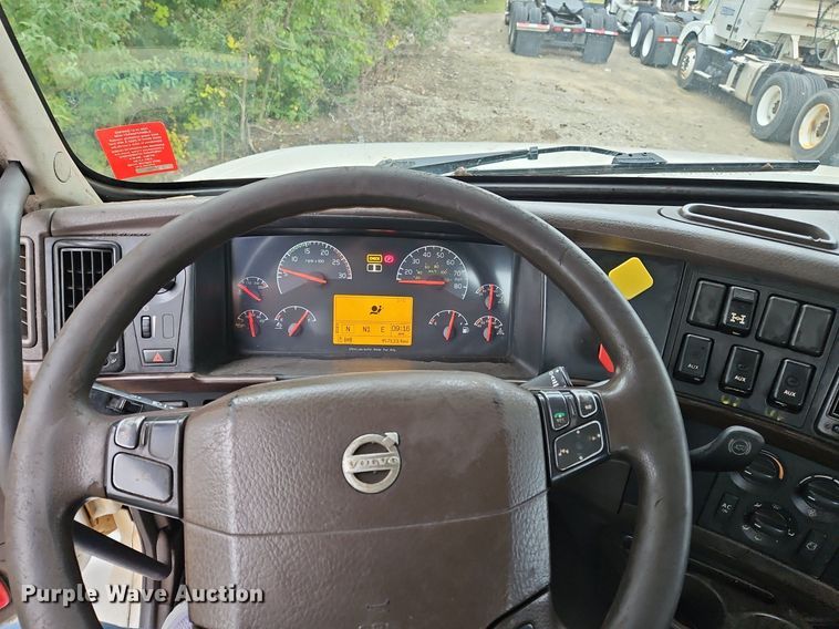 image for item NZ9038 2017 Volvo VNL  semi truck