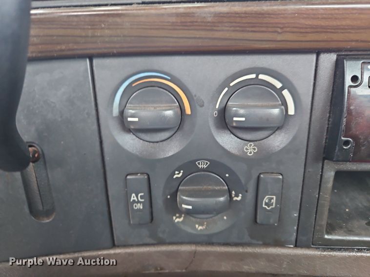 image for item NZ9038 2017 Volvo VNL  semi truck