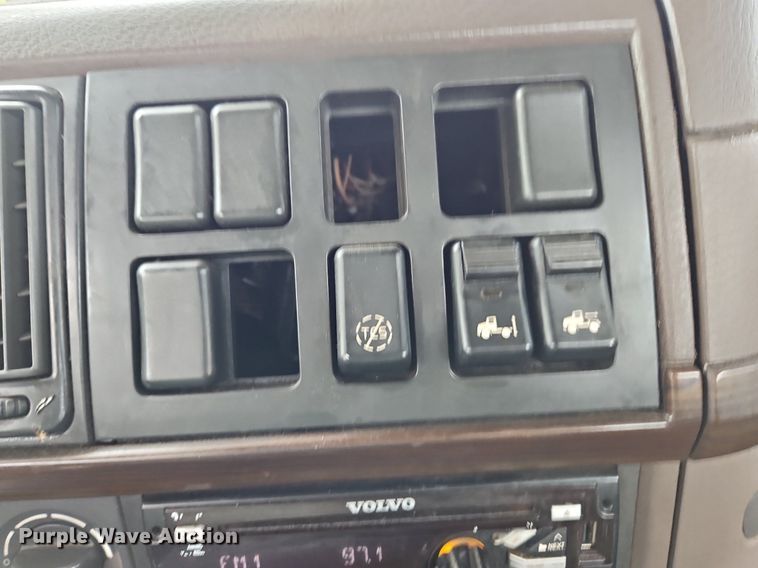 image for item NZ9038 2017 Volvo VNL  semi truck