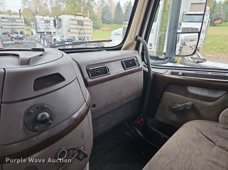 image for item NZ9038 2017 Volvo VNL  semi truck