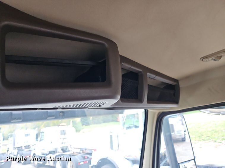 image for item NZ9038 2017 Volvo VNL  semi truck