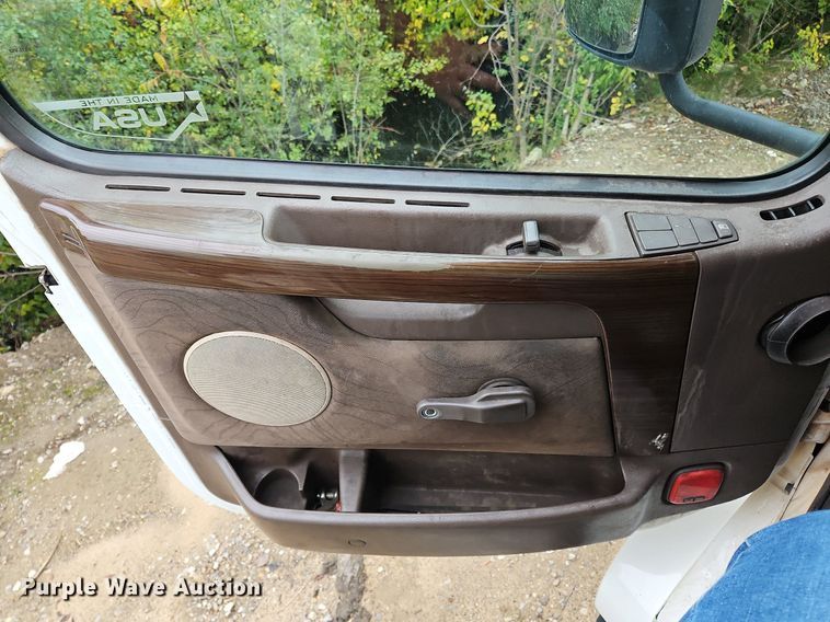 image for item NZ9038 2017 Volvo VNL  semi truck