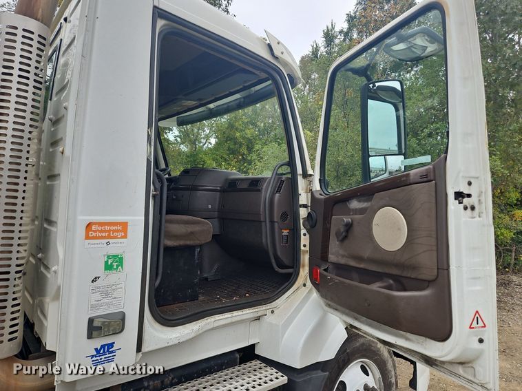 image for item NZ9038 2017 Volvo VNL  semi truck