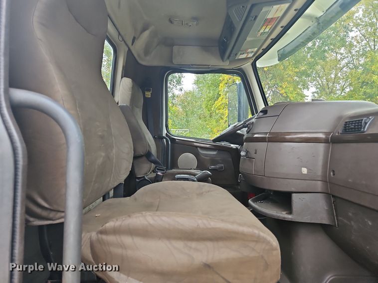 image for item NZ9038 2017 Volvo VNL  semi truck