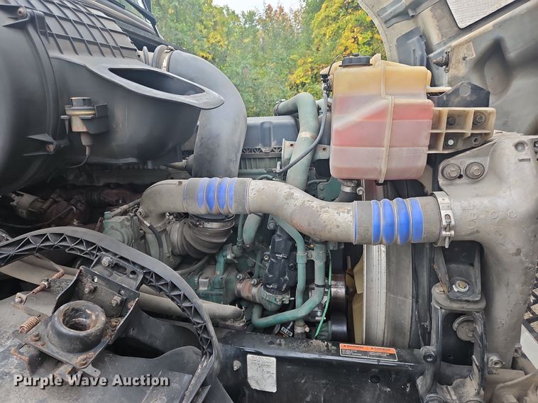 image for item NZ9038 2017 Volvo VNL  semi truck