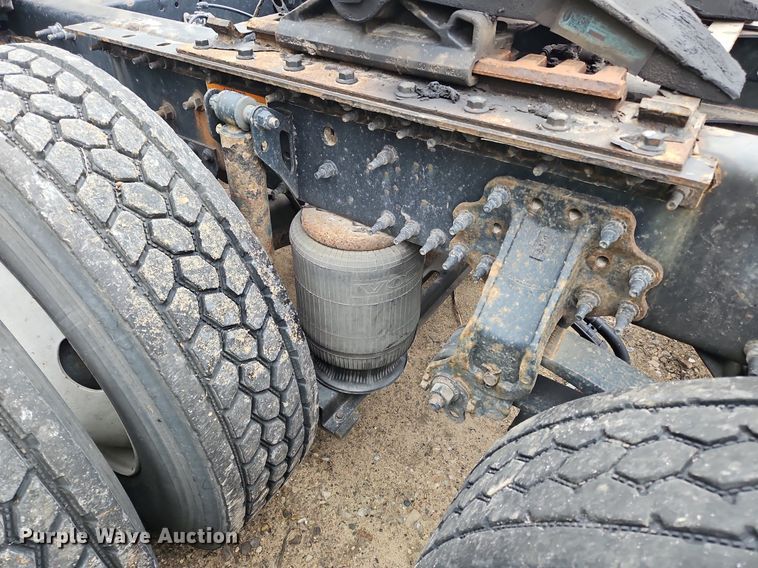 image for item NZ9038 2017 Volvo VNL  semi truck